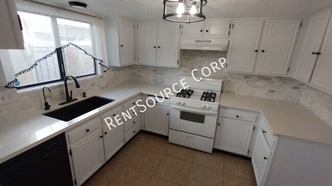 Building Photo - 2 Bedroom 2.5 Bathroom Two Story home for ...