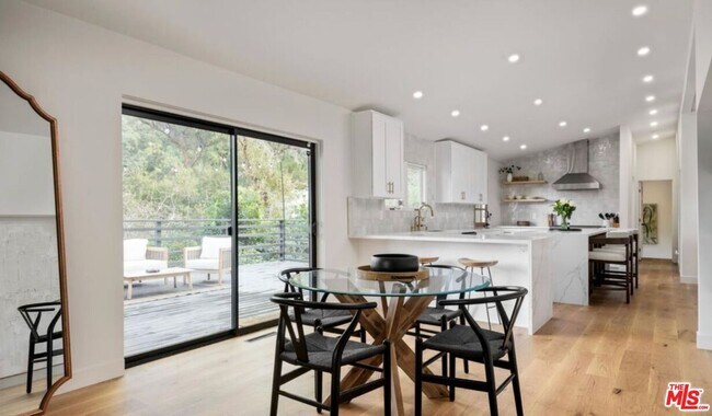 Foto del edificio - 3375 Coldwater Canyon Ave