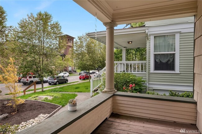 Lovely front porch (common area). - 2318 Hoyt Ave