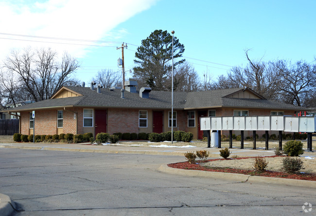 Building Photo - Brookhaven Plaza