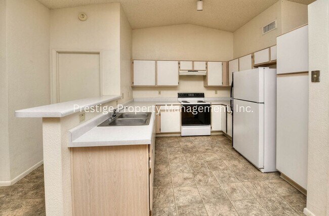 Foto del edificio - 3/2 Beautiful Rita Ranch Home With Open Design!!!