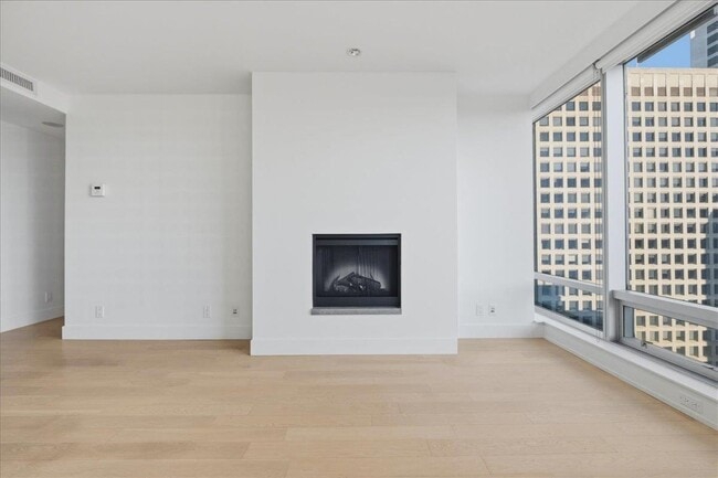Building Photo - 1111 Alberni St
