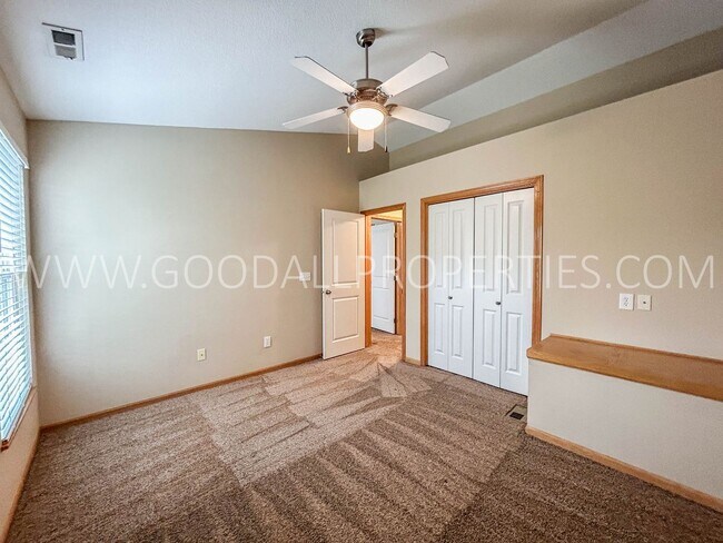 Building Photo - 2 Bedroom, 2.5 Bath Townhome in Urbandale with 2 car attached garage!