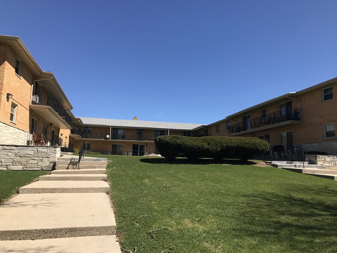 8546 W Appleton Ave, Milwaukee, WI 53225 Apartments in Milwaukee, WI