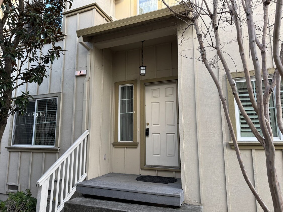 Foto principal - Charming 2 Bedroom 1.5 Bathroom Townhome w...