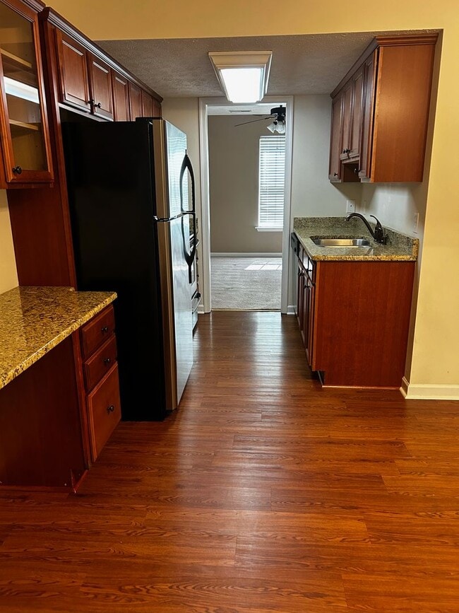 Building Photo - Two Bedroom Townhouse in Tavern Grove!