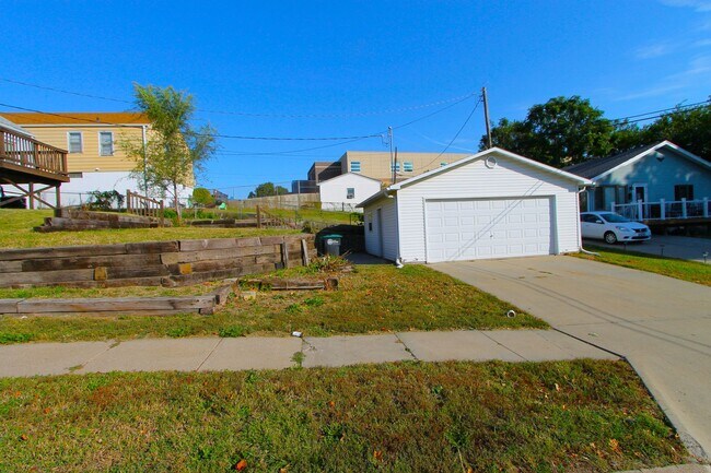 Building Photo - Large 3 bedroom with Open Floor Plan! Close to all the shopping and dining of Aksarben! Close to ...