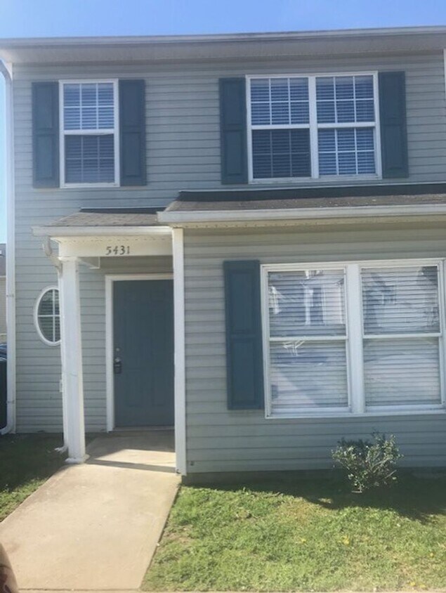 Foto principal - 3 Bedroom End Unit Townhome!