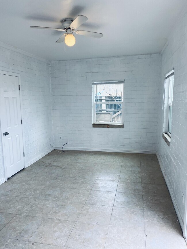 Foto del edificio - 328 E 26th St
