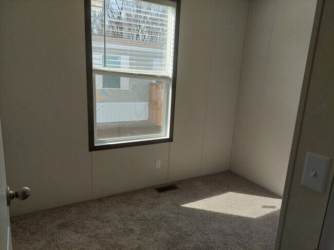 Building Photo - 261 Tulip Ln