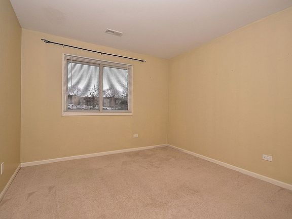Building Photo - "Charming 2-Bedroom Oasis with 2 Full Bath...