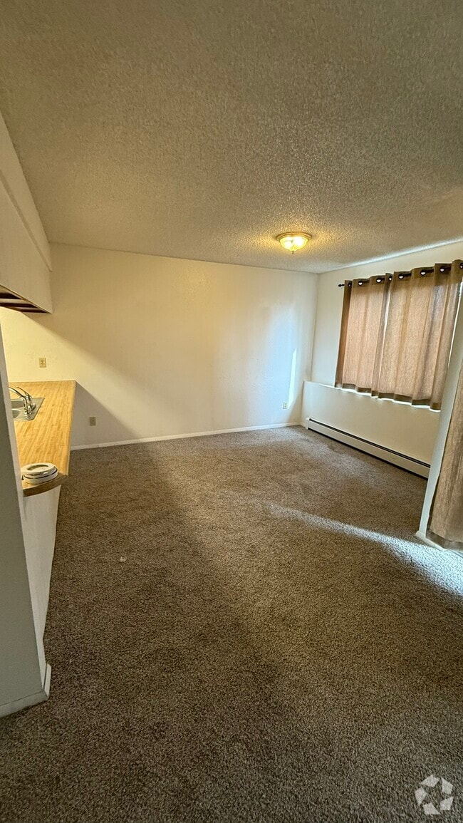 Building Photo - 834 E Cedar Ct