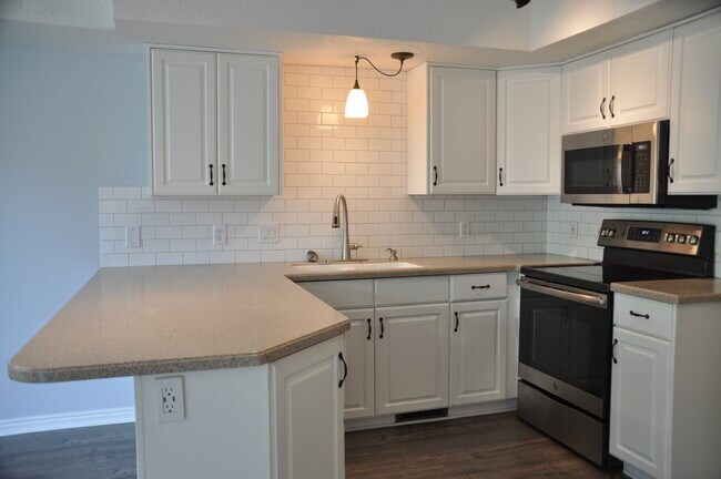 Building Photo - 752 Village Way N