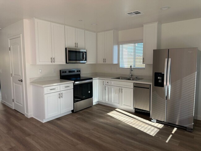 Building Photo - 916 W Perdew Ave