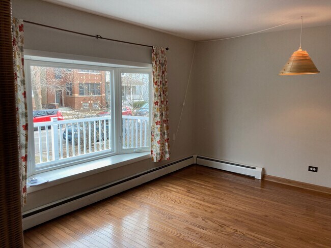 Building Photo - 4944 N Leavitt St