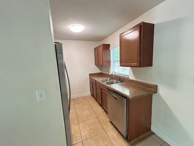Building Photo - Nice 3 bedroom 2 bathroom House with Flori...