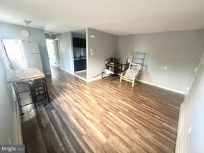 Building Photo - 731 Maple Ln