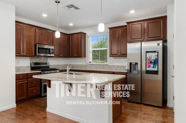Building Photo - West Park Roseville 4 Bedroom Home