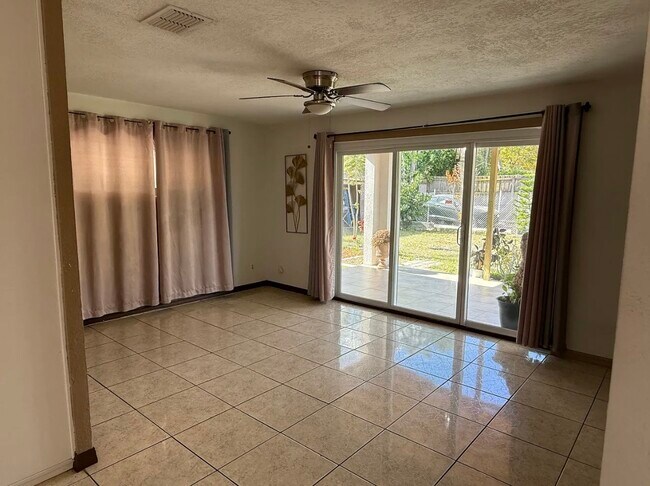 Sala de estar - 120 N Edgemon Ave