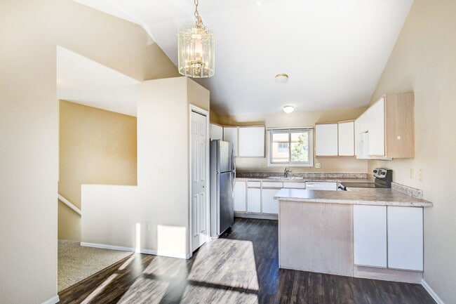 Building Photo - Updated 2-Bed Townhome in Ptarmigan Valley...