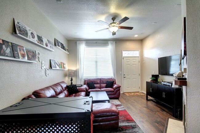 Foto del edificio - Parker Stonegate townhome style condo, Des...