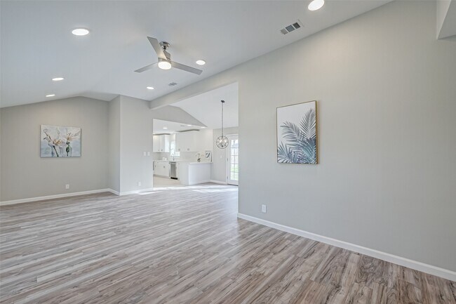 Building Photo - 1914 Lynnview Dr