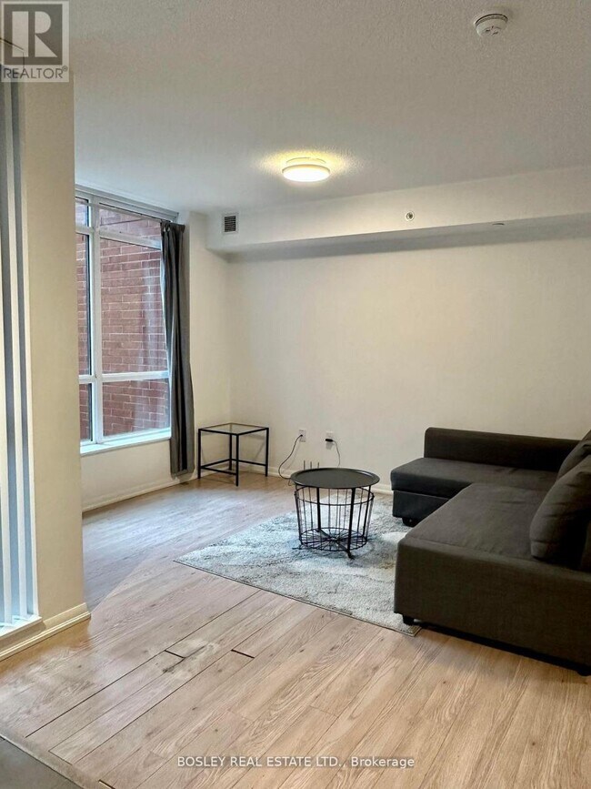Photo du bâtiment - 830-830 Lawrence Ave W
