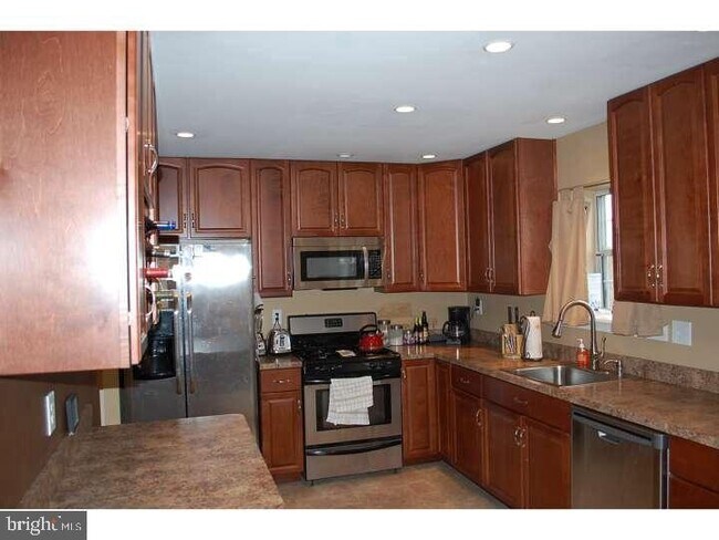 Building Photo - 1220 Windmill Cir