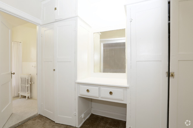 Vintage Studio - Vanity/Closet - Commonwealth Apartments