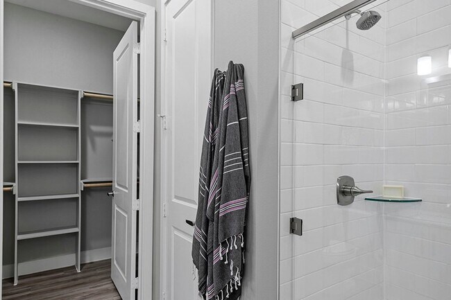 Foto del edificio - 8200 Glenn Day Dr