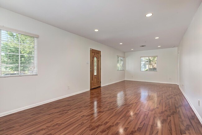 Foto del edificio - 17322 Martha St