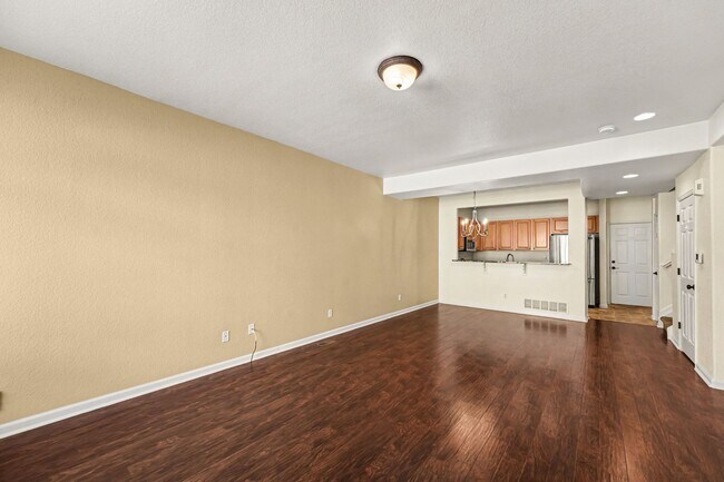 Building Photo - Spacious 3 Bed 2.5 Bath in the heart of Aurora!