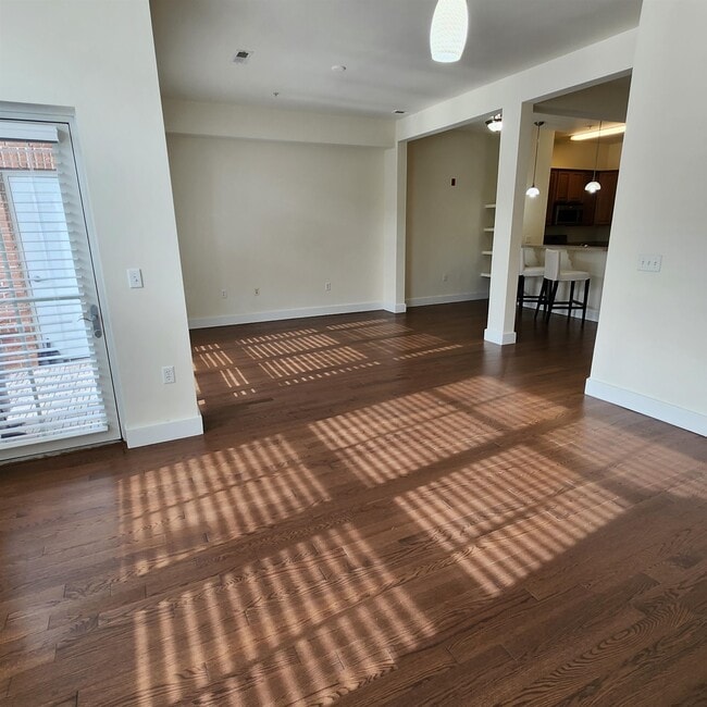 Building Photo - 3 GREENWICH Dr