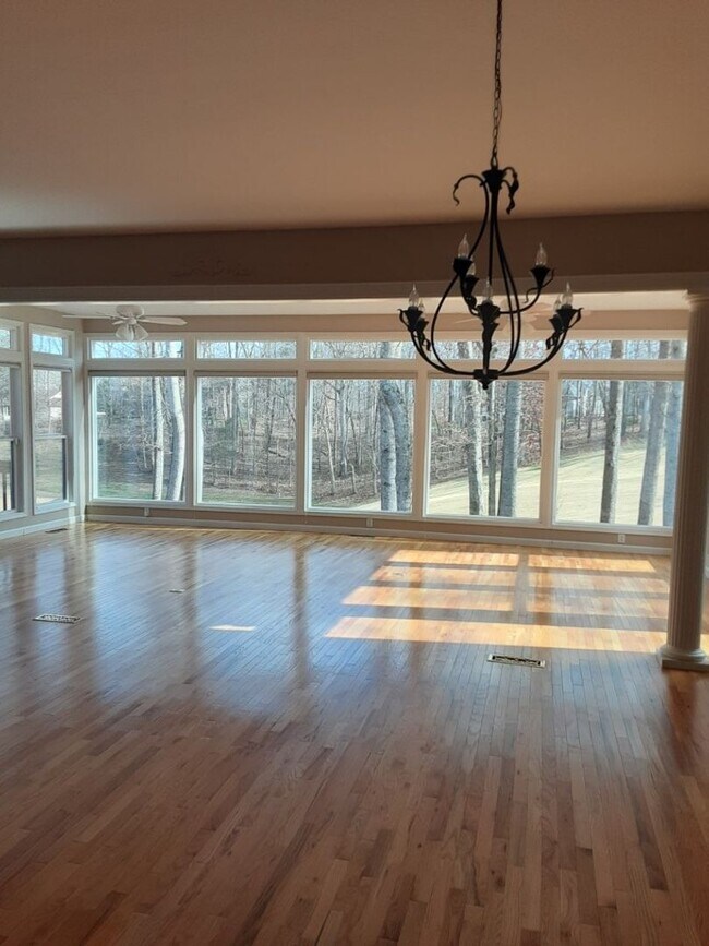 Building Photo - Golf Course Community/ Spring move in spec...