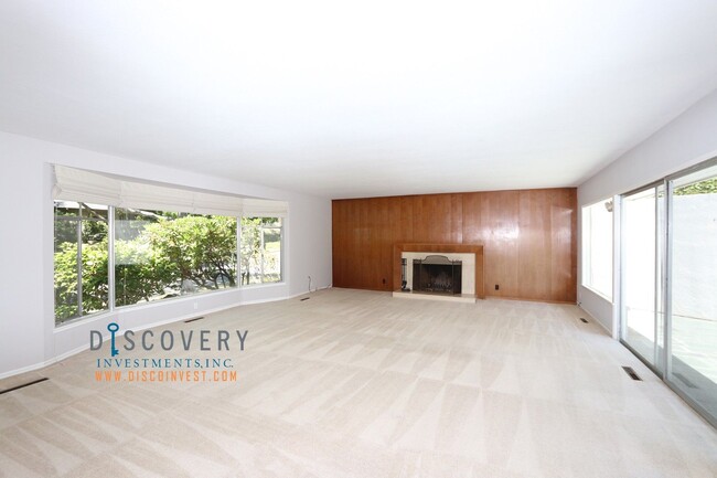 Building Photo - Piedmont Mid-Century 5 Bedroom 4.5 Bathroo...