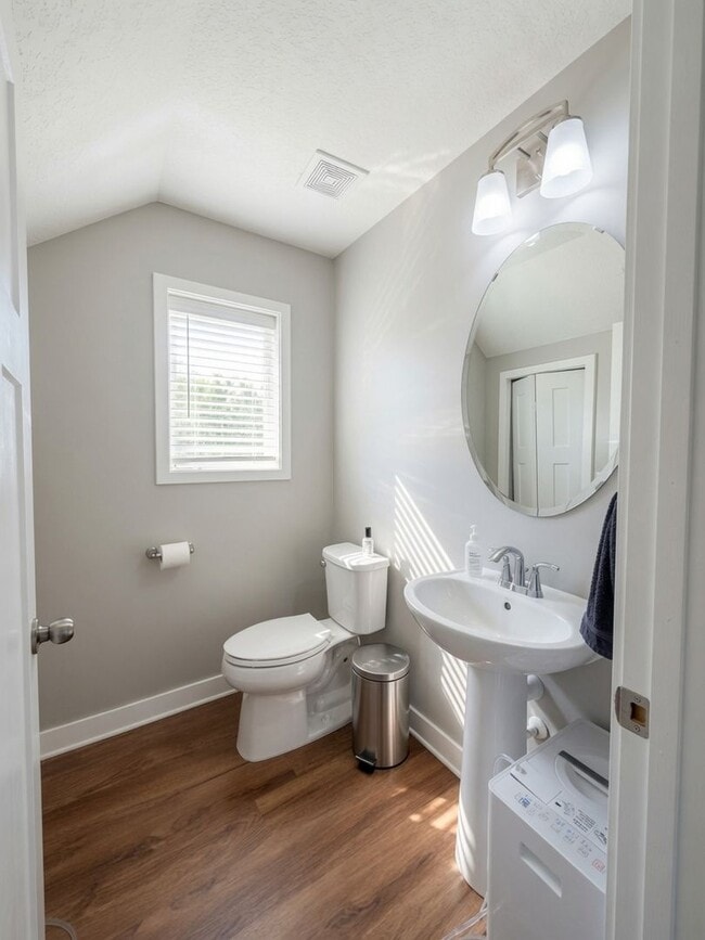 Building Photo - Pristine 3bed 3bath Townhome in Woodbury!
