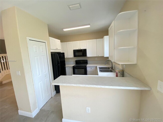 Building Photo - 1431 SE 24th Ct