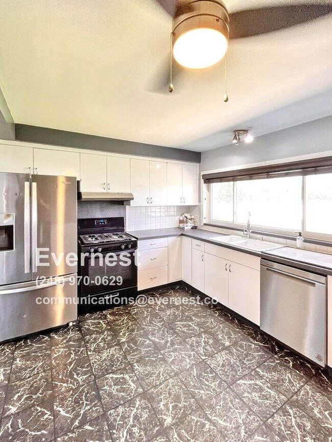 Building Photo - Charming 3-Bedroom Home with Basement, Fen...