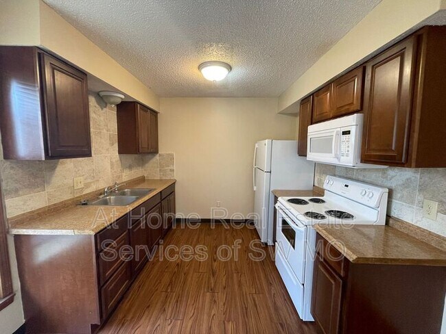 Building Photo - 753 S Campbell Ave