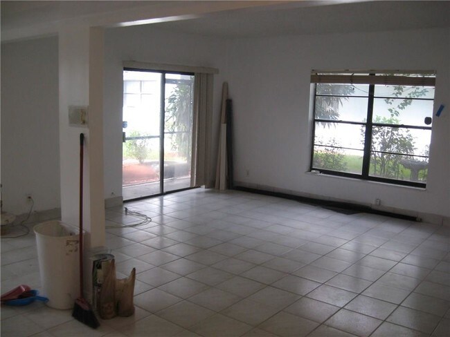 Foto del edificio - 2718 S University Dr