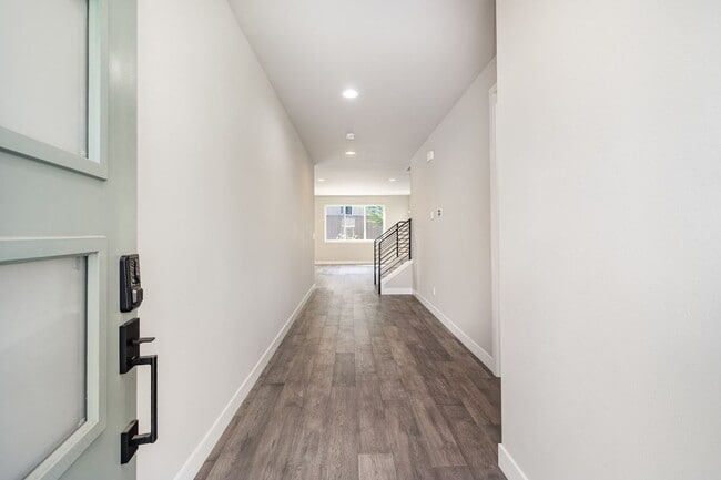 Foto del edificio - Modern home with 4 bed 2.5 bath available ...