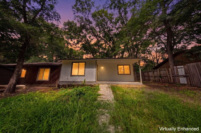 Building Photo - Recently Remodeled 2 Bedroom 1 Bathroom Duplex! BRAND NEW APPLIANCES! FRESH PAINT!