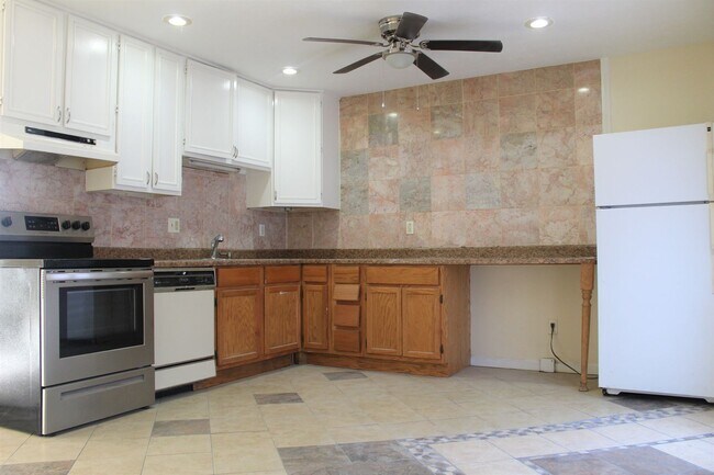 Foto del edificio - 3 Bedroom Townhouse - Near While Park - 06/04/2026