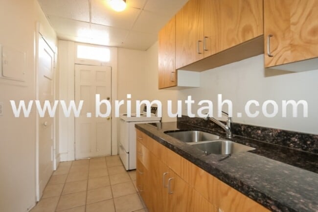 Building Photo - 273-275 S. 400 E. - 10