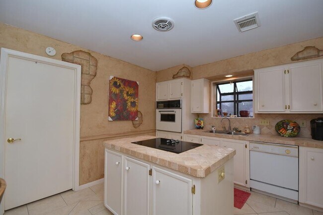 Building Photo - 15931 Heron Gate Dr
