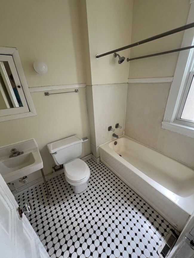 Foto del edificio - 219 E Mifflin St