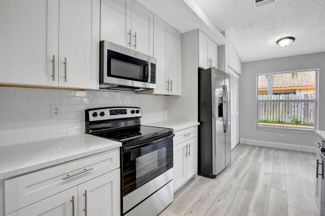Foto del edificio - 5200 NW 66th Ave