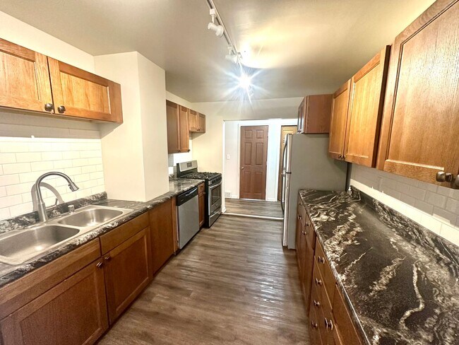 Building Photo - Gorgeous 2 Bedroom Single Family in St Paul!