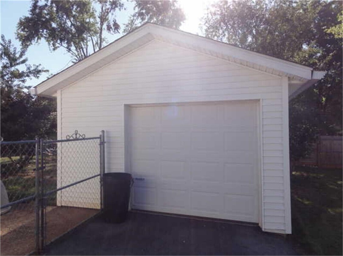 Building Photo - 1706 Kirby Dr