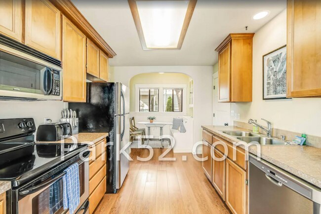 Foto del edificio - 1 Bedroom Unit in Tacoma Tri-Plex with Washer & Dryer!
